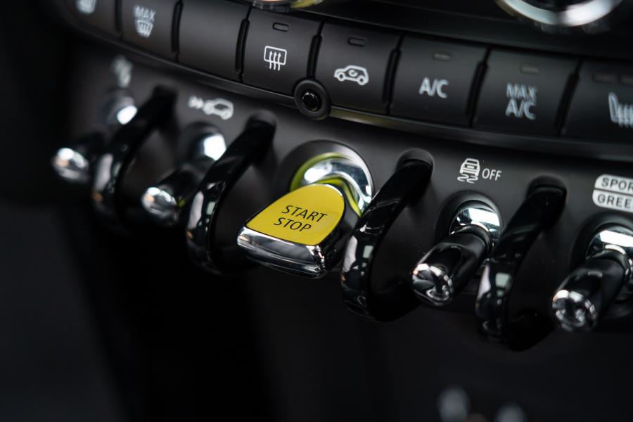 Детали интерьера Mini Cooper SE Level 3 (F56) 2020 года  (UK) (фото 15 из 32)